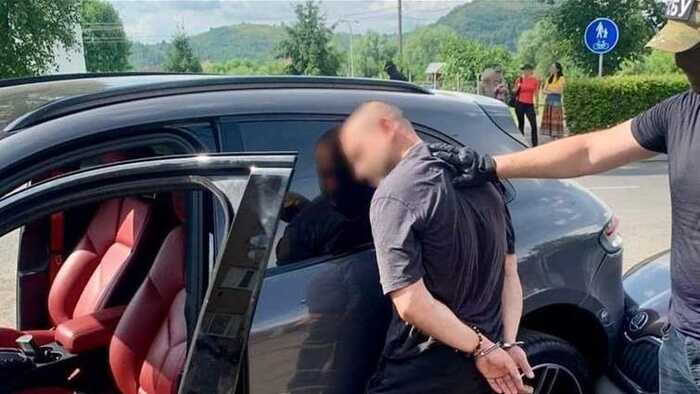 У Мукачеві затримали кримінального авторитета за напад на будинок депутата