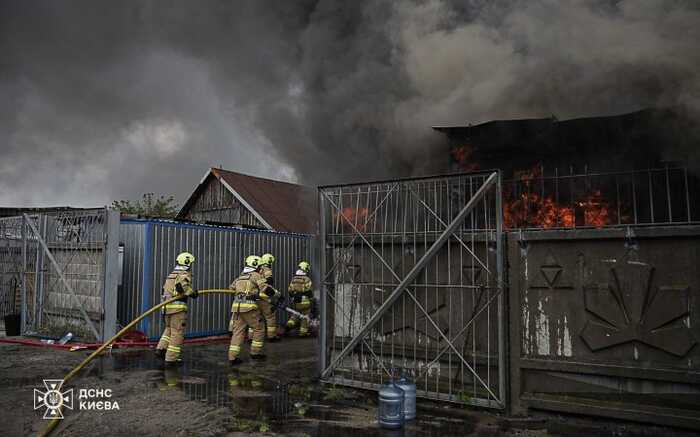 У Подільському районі Києва рятувальники гасять пожежу, є потерпілий