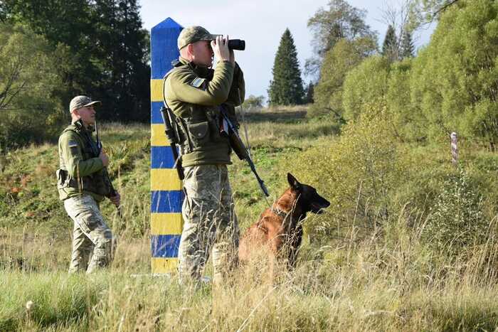 На Закарпатті прикордонники затримали біля кордону двох чоловіків з провідниками