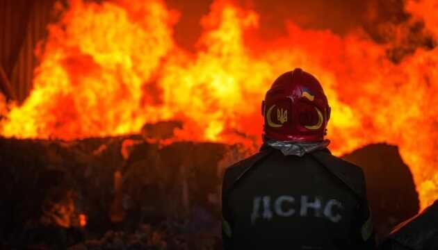 На Львівщині внаслідок падіння уламків дронів спалахнула пожежа