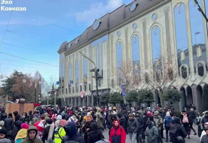 У парламенті Грузії починаються "вибори президента", люди вийшли на протест