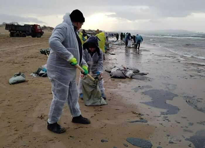 Як виглядає Чорне море після розливу російського мазуту