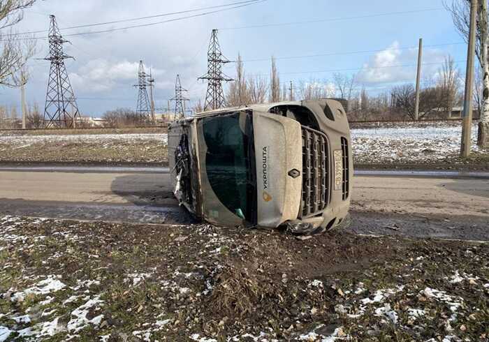 Під Покровськом російський дрон влучив в автівку Укрпошти