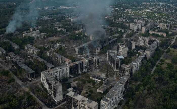 Бійці бригади "Лють" встановили прапор України у центрі Торецька на Донеччині