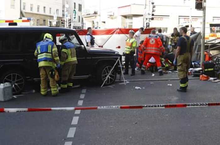 У німецькому Штутгарті авто вʼїхало в натовп людей